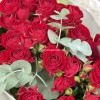 Букет из красных кустовых роз fame